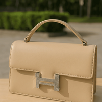 Elegant structured top-handle bag – Beige– crystal clasp handbag